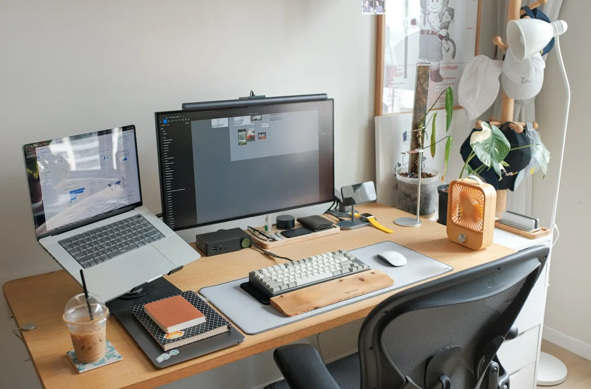 A laptop and monitor on a desk, the per-user access that Windows CALs pay for