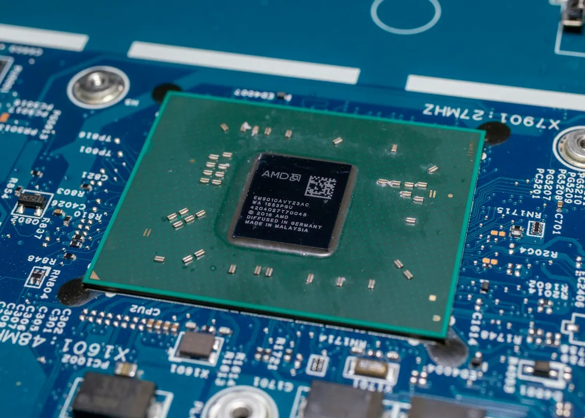 A CPU seated on a motherboard, the physical cores Windows Server is licensed by